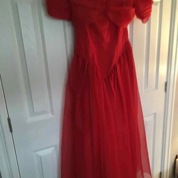 Dresses and Gowns for the Holiday Season - Picture 14 of 16